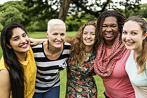 Diverse gruppe kvinner står sammen