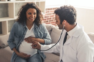 pregnant women talking to doctor